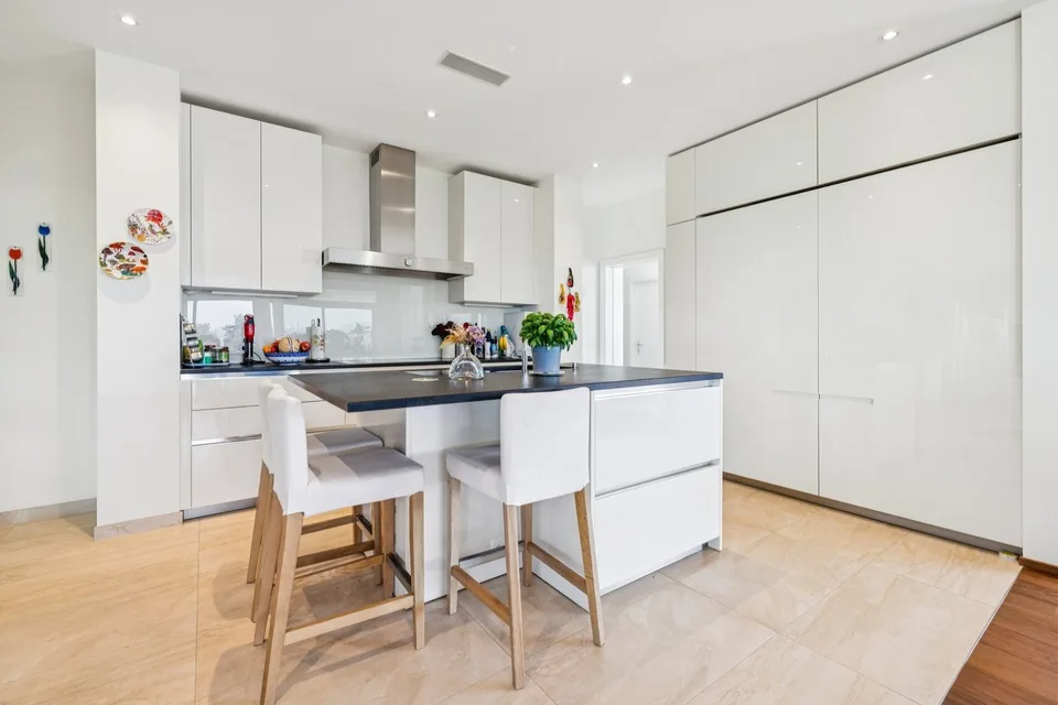 Eine außergewöhnliche Wohnung zwischen Himmel und See – Foto 6 von 13