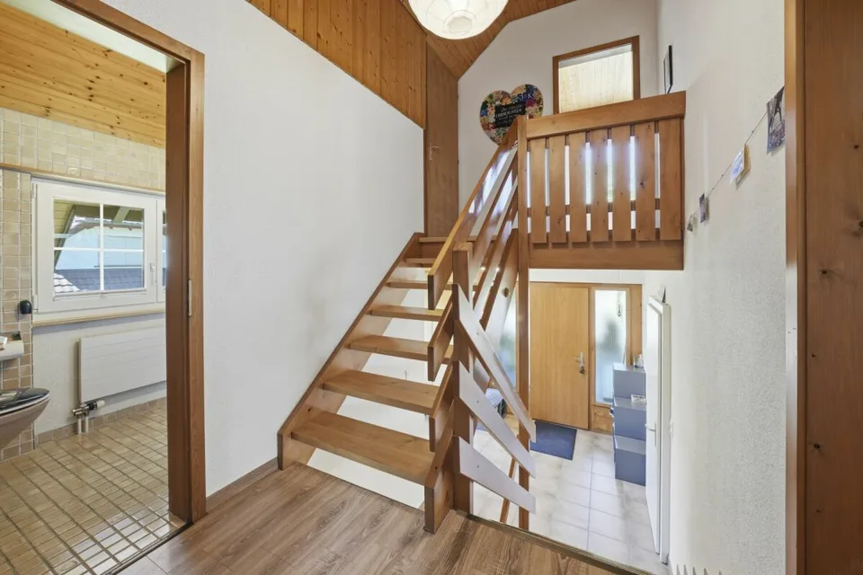 Freistehendes Familienhaus mit Charme, Privatsphäre und sonnigem Gartenparadies – Foto 14 von 30
