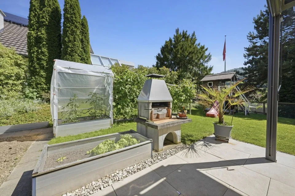 Freistehendes Familienhaus mit Charme, Privatsphäre und sonnigem Gartenparadies – Foto 28 von 30