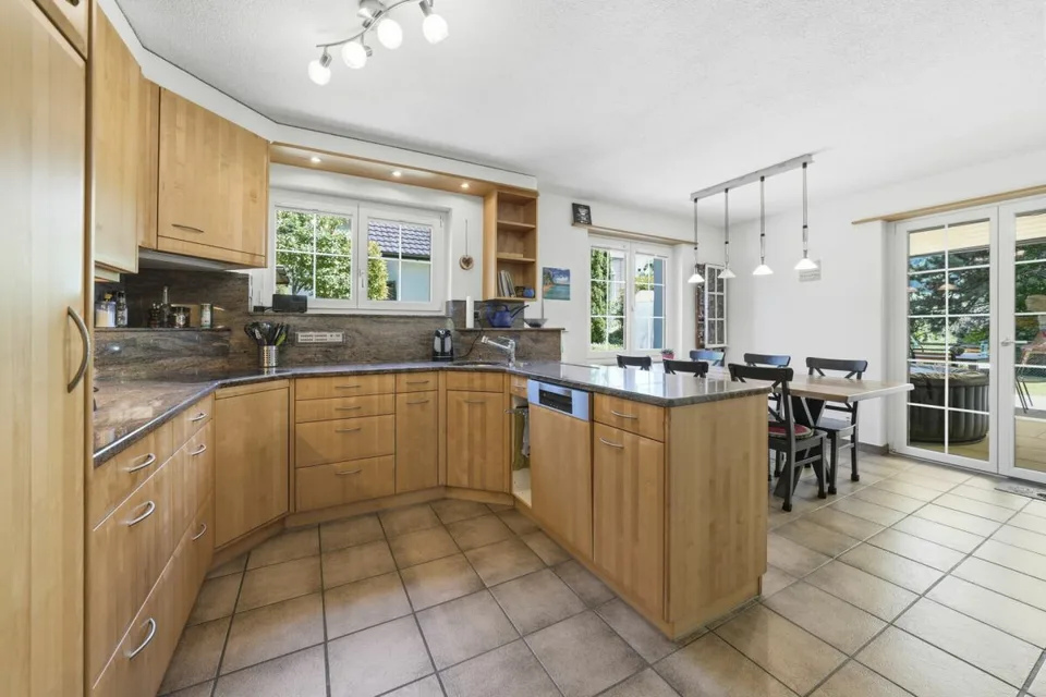 Freistehendes Familienhaus mit Charme, Privatsphäre und sonnigem Gartenparadies – Foto 12 von 30