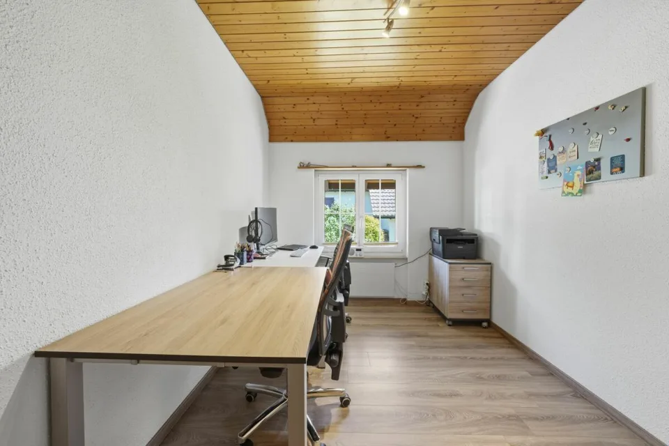 Freistehendes Familienhaus mit Charme, Privatsphäre und sonnigem Gartenparadies – Foto 17 von 30