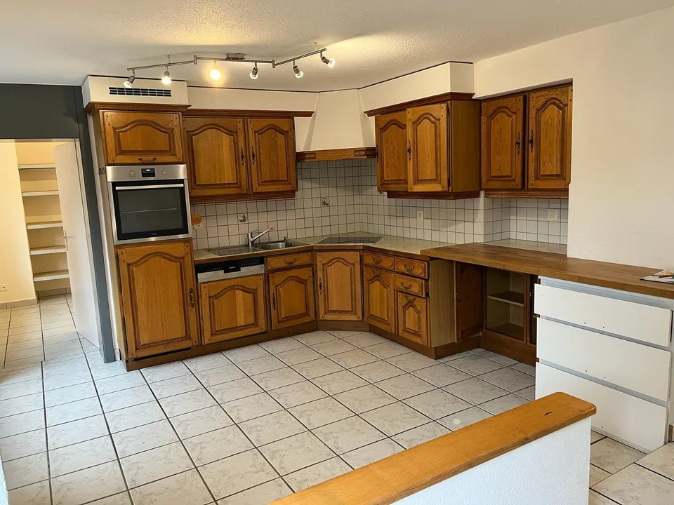 Schönes Appartement-Duplex mit 5,5 Zimmern und 135 m2 Garten in Vicques