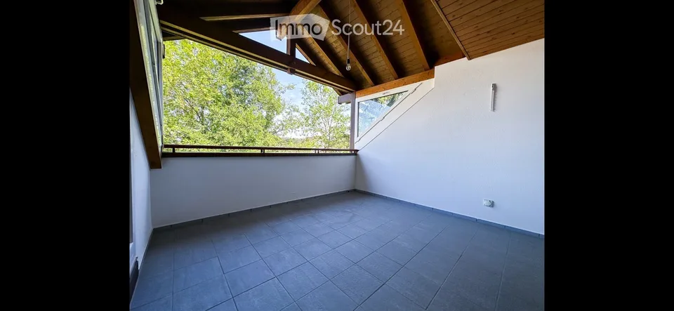 Locataire recherché pour appartement mansardé confortable de 4,5 pièces dans un quartier verdoyant !