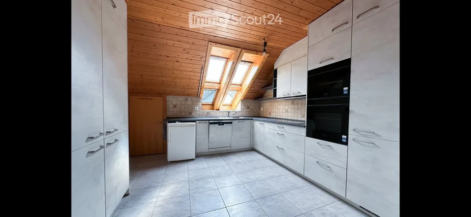 Locataire recherché pour appartement mansardé confortable de 4,5 pièces dans un quartier verdoyant !