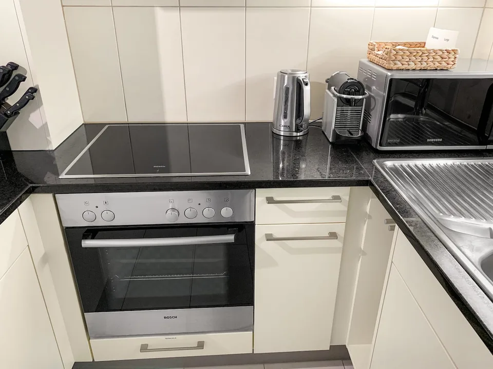 Exklusive 2.5-Zimmer-Wohnung in Zug – Neu renoviert & modern möbliert mit Seesicht.