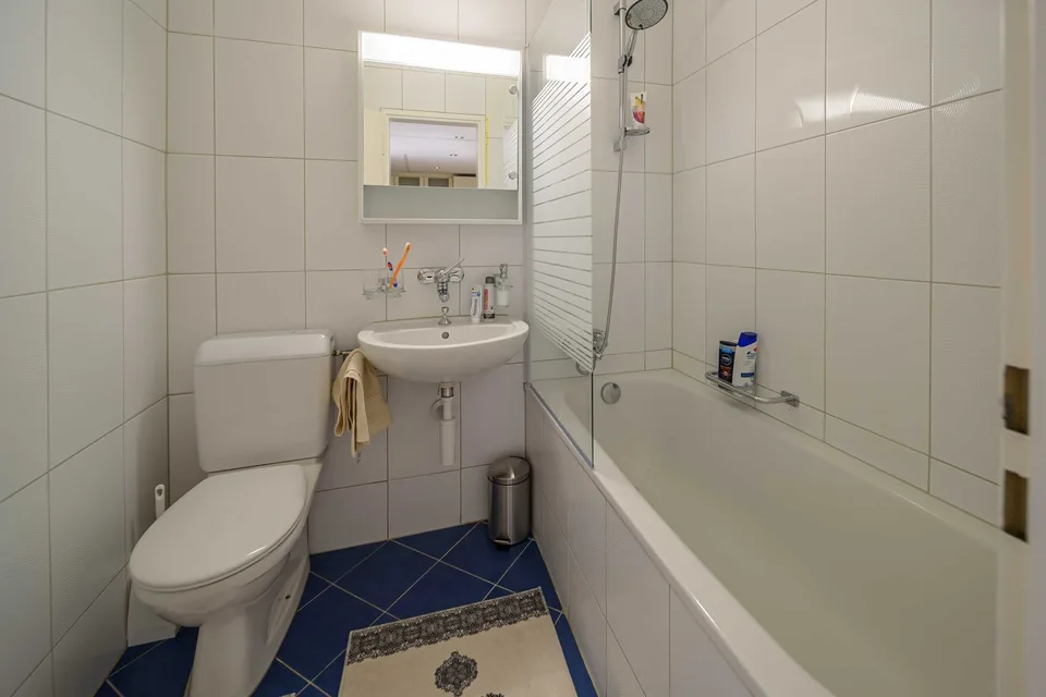 Exklusive 2.5-Zimmer-Wohnung in Zug – Neu renoviert & modern möbliert mit Seesicht.