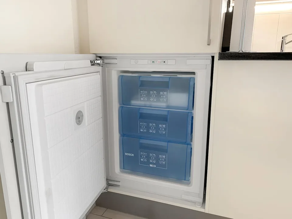Exklusive 2.5-Zimmer-Wohnung in Zug – Neu renoviert & modern möbliert mit Seesicht.
