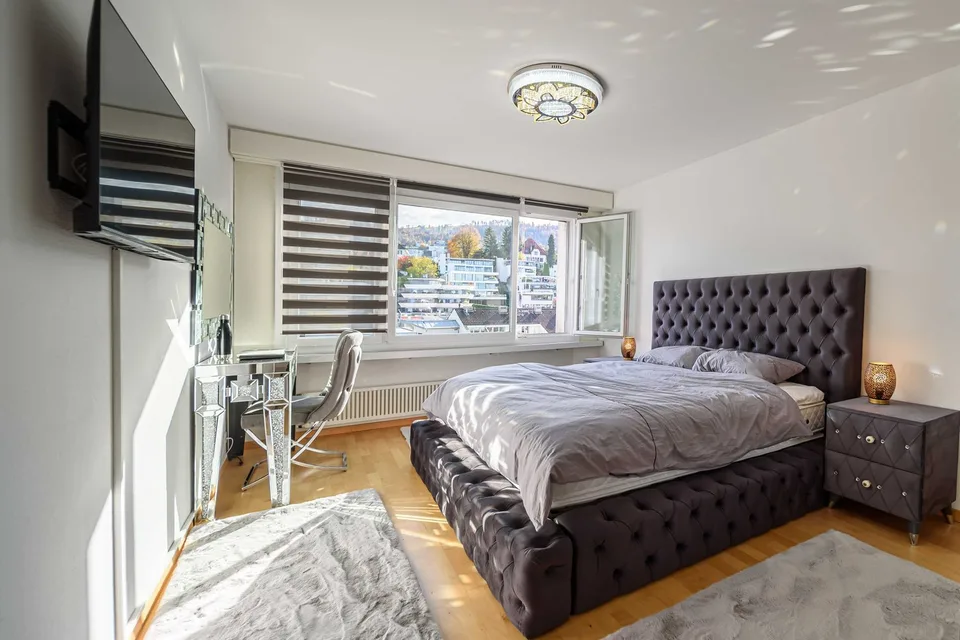 Exklusive 2.5-Zimmer-Wohnung in Zug – Neu renoviert & modern möbliert mit Seesicht.