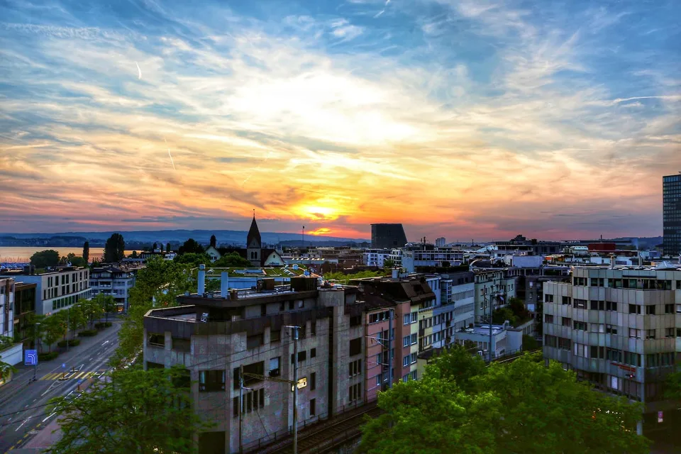 Exklusive 2.5-Zimmer-Wohnung in Zug – Neu renoviert & modern möbliert mit Seesicht.