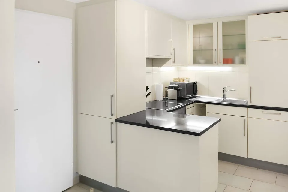 Exklusive 2.5-Zimmer-Wohnung in Zug – Neu renoviert & modern möbliert mit Seesicht.