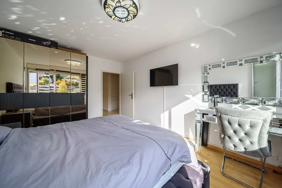 Exklusive 2.5-Zimmer-Wohnung in Zug – Neu renoviert & modern möbliert mit Seesicht.