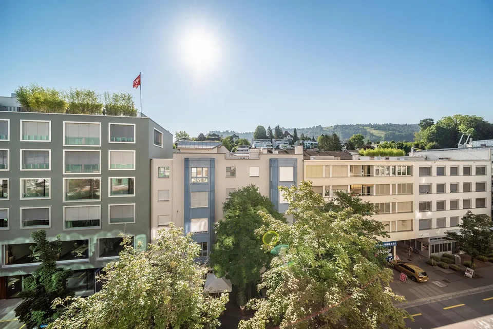 Exklusive 2.5-Zimmer-Wohnung in Zug – Neu renoviert & modern möbliert mit Seesicht.