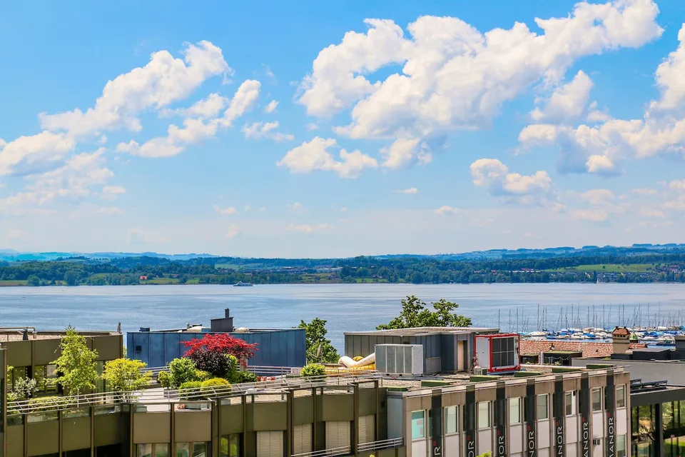Exklusive 2.5-Zimmer-Wohnung in Zug – Neu renoviert & modern möbliert mit Seesicht.