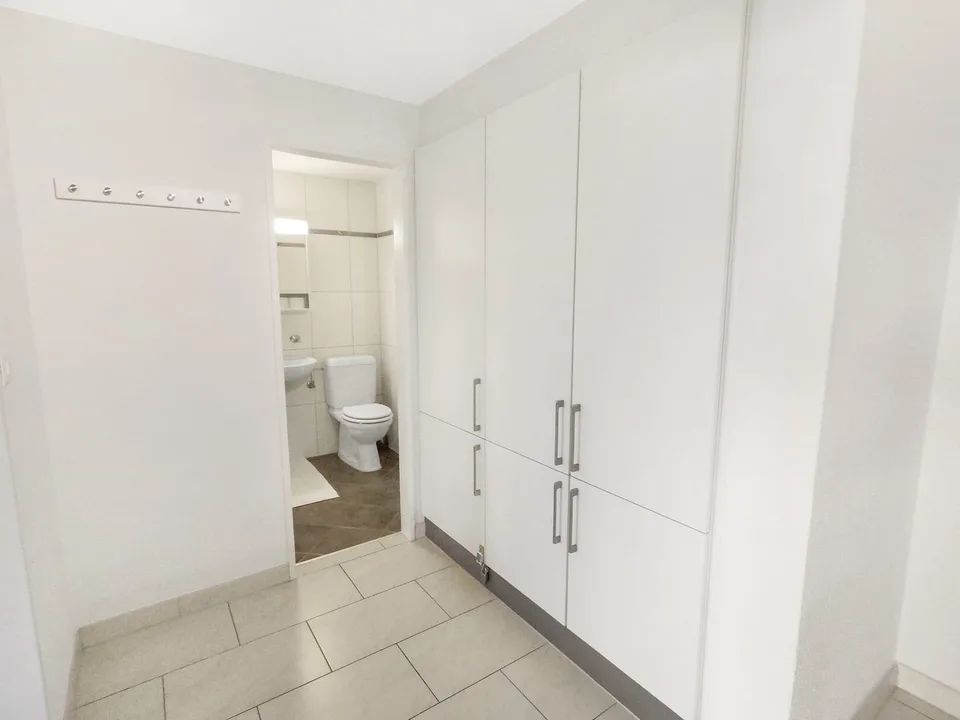 Exklusive 2.5-Zimmer-Wohnung in Zug – Neu renoviert & modern möbliert mit Seesicht.