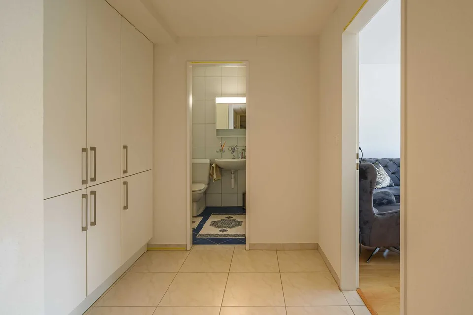 Exklusive 2.5-Zimmer-Wohnung in Zug – Neu renoviert & modern möbliert mit Seesicht.