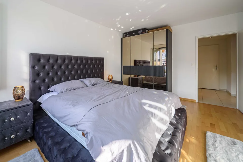 Exklusive 2.5-Zimmer-Wohnung in Zug – Neu renoviert & modern möbliert mit Seesicht.