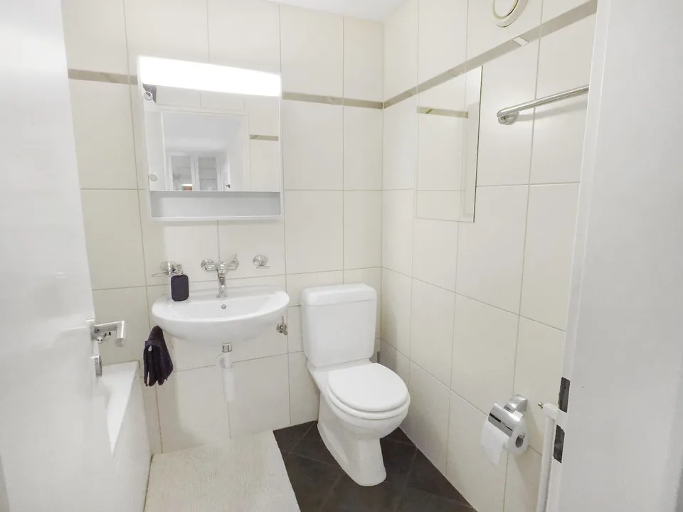 Exklusive 2.5-Zimmer-Wohnung in Zug – Neu renoviert & modern möbliert mit Seesicht.