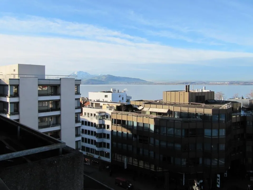 Exklusive 2.5-Zimmer-Wohnung in Zug – Neu renoviert & modern möbliert mit Seesicht.