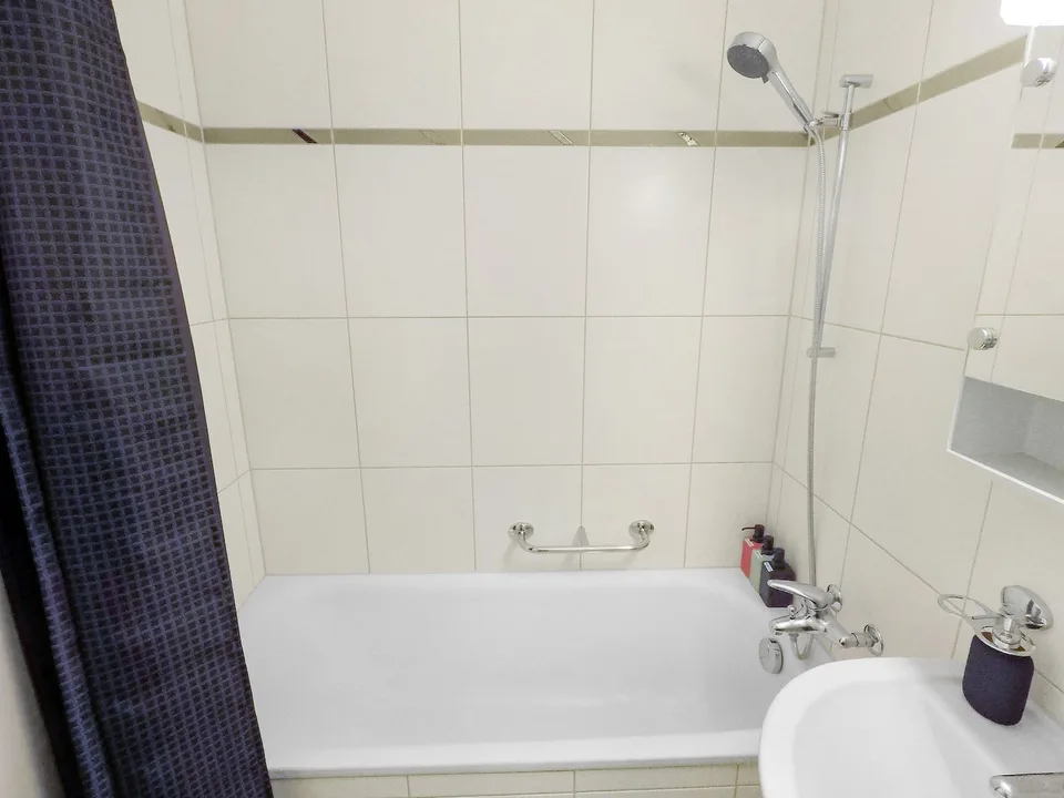 Exklusive 2.5-Zimmer-Wohnung in Zug – Neu renoviert & modern möbliert mit Seesicht.
