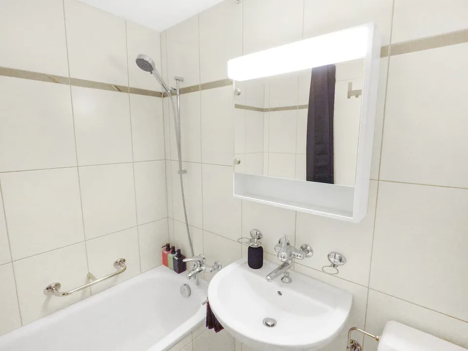 Exklusive 2.5-Zimmer-Wohnung in Zug – Neu renoviert & modern möbliert mit Seesicht.