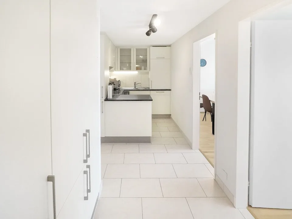 Exklusive 2.5-Zimmer-Wohnung in Zug – Neu renoviert & modern möbliert mit Seesicht.