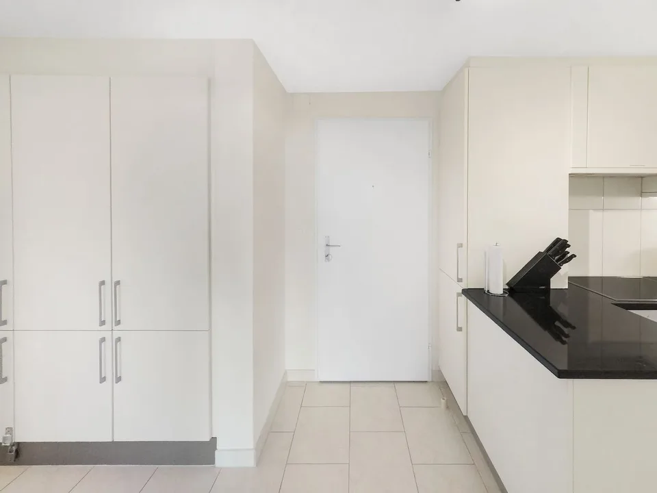 Exklusive 2.5-Zimmer-Wohnung in Zug – Neu renoviert & modern möbliert mit Seesicht.
