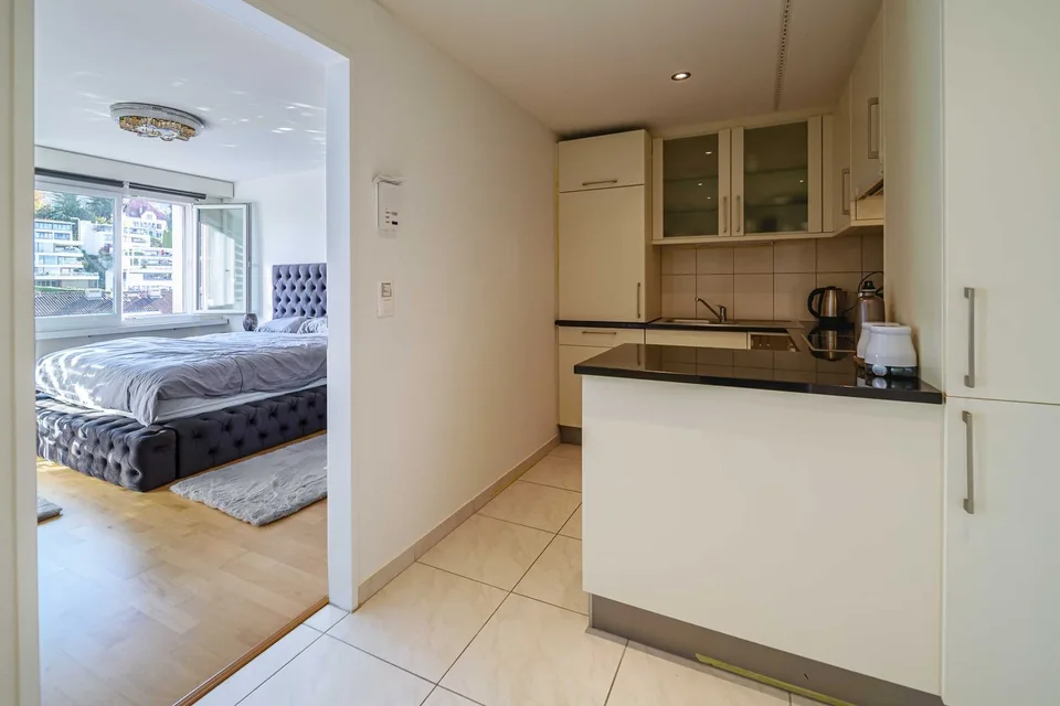 Exklusive 2.5-Zimmer-Wohnung in Zug – Neu renoviert & modern möbliert mit Seesicht.