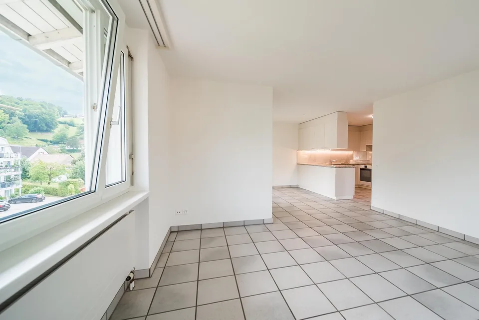 Helle wunderschöne neu renovierte 4.5-Zimmer-Wohnung an zentraler Lage.