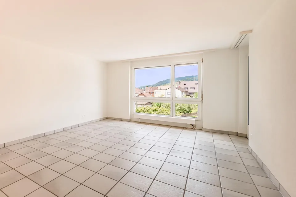 Helle wunderschöne neu renovierte 4.5-Zimmer-Wohnung an zentraler Lage.
