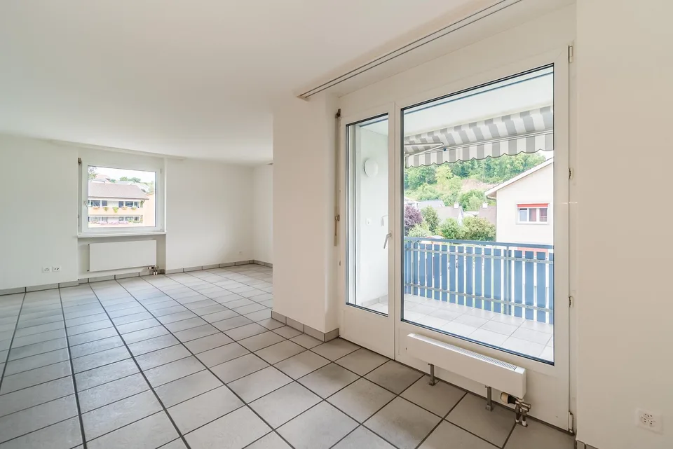 Helle wunderschöne neu renovierte 4.5-Zimmer-Wohnung an zentraler Lage.