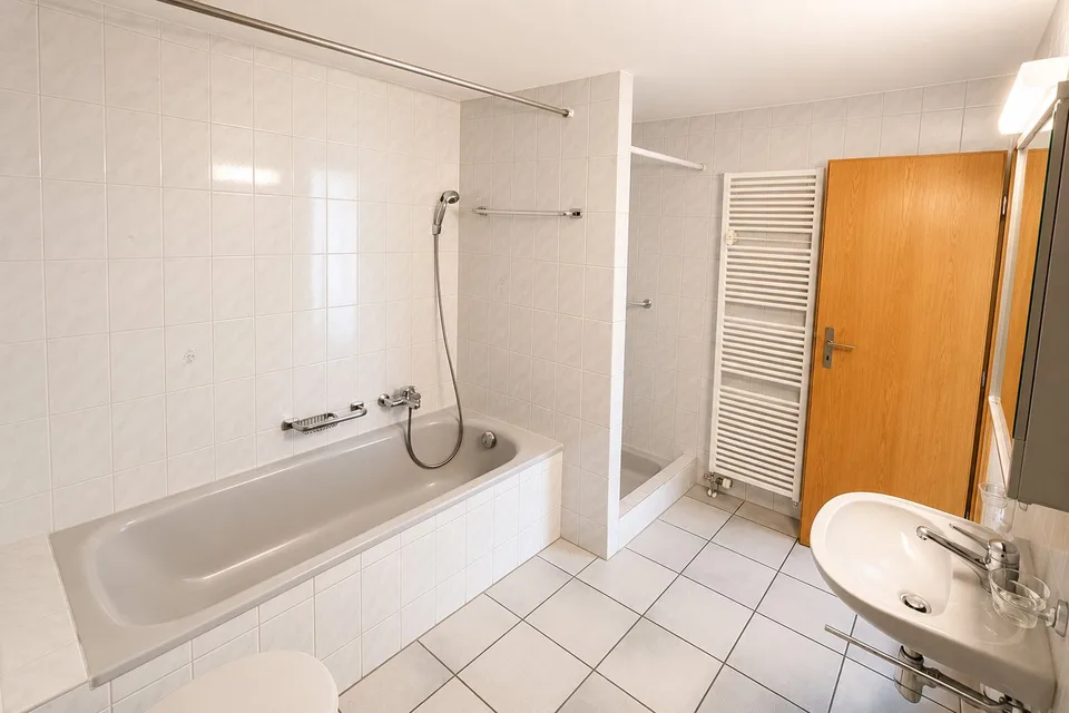 Helle wunderschöne neu renovierte 4.5-Zimmer-Wohnung an zentraler Lage.
