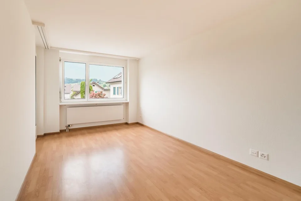 Helle wunderschöne neu renovierte 4.5-Zimmer-Wohnung an zentraler Lage.