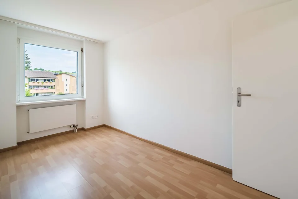 Helle wunderschöne neu renovierte 4.5-Zimmer-Wohnung an zentraler Lage.