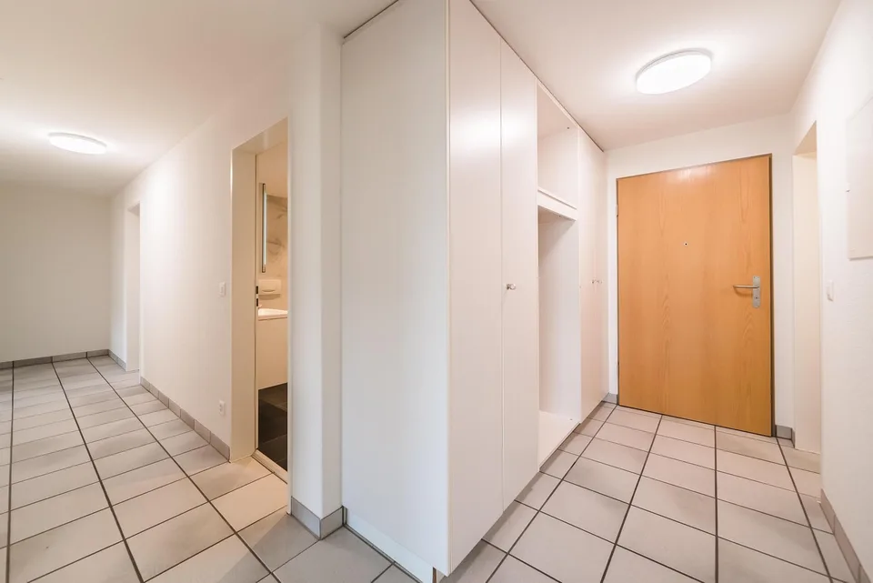 Helle wunderschöne neu renovierte 4.5-Zimmer-Wohnung an zentraler Lage.