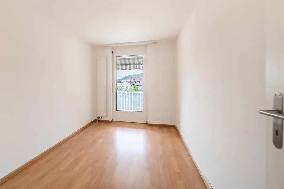 Helle wunderschöne neu renovierte 4.5-Zimmer-Wohnung an zentraler Lage.