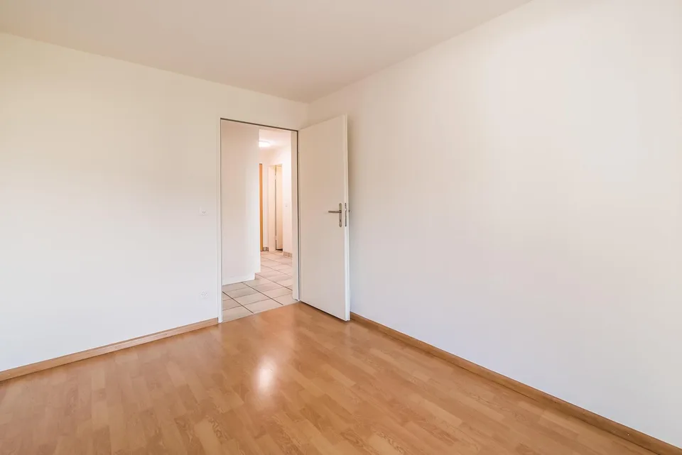 Helle wunderschöne neu renovierte 4.5-Zimmer-Wohnung an zentraler Lage.
