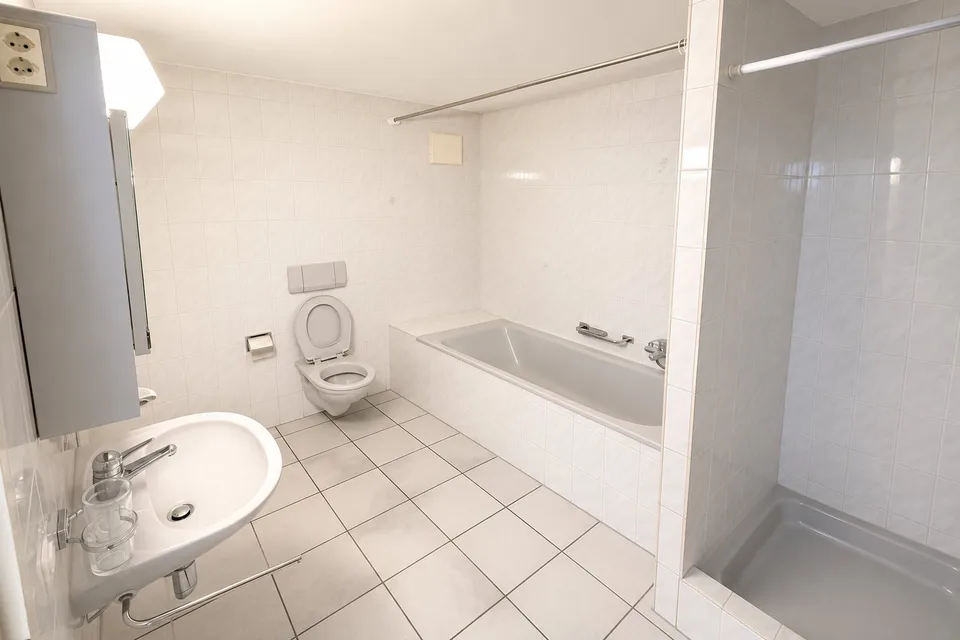 Helle wunderschöne neu renovierte 4.5-Zimmer-Wohnung an zentraler Lage.