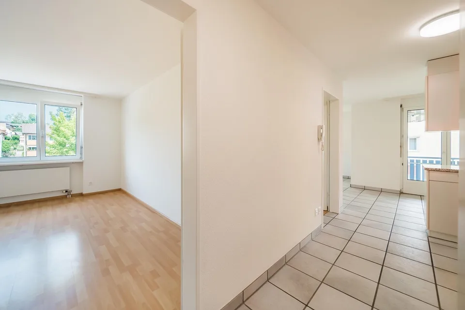 Helle wunderschöne neu renovierte 4.5-Zimmer-Wohnung an zentraler Lage.