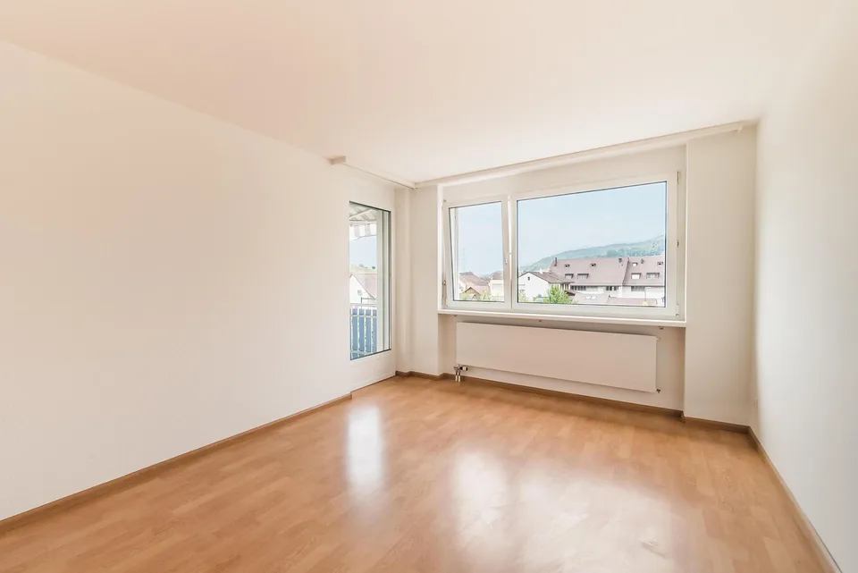 Helle wunderschöne neu renovierte 4.5-Zimmer-Wohnung an zentraler Lage.