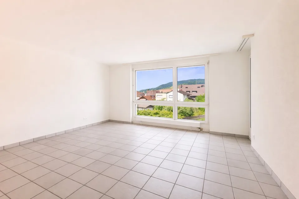 Helle wunderschöne neu renovierte 4.5-Zimmer-Wohnung an zentraler Lage.