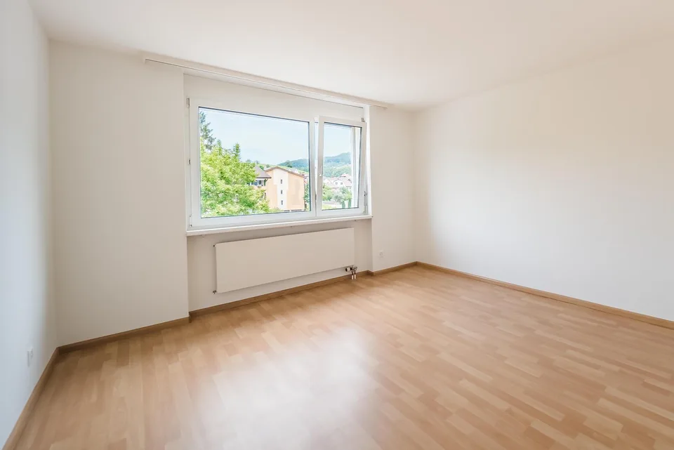 Helle wunderschöne neu renovierte 4.5-Zimmer-Wohnung an zentraler Lage.