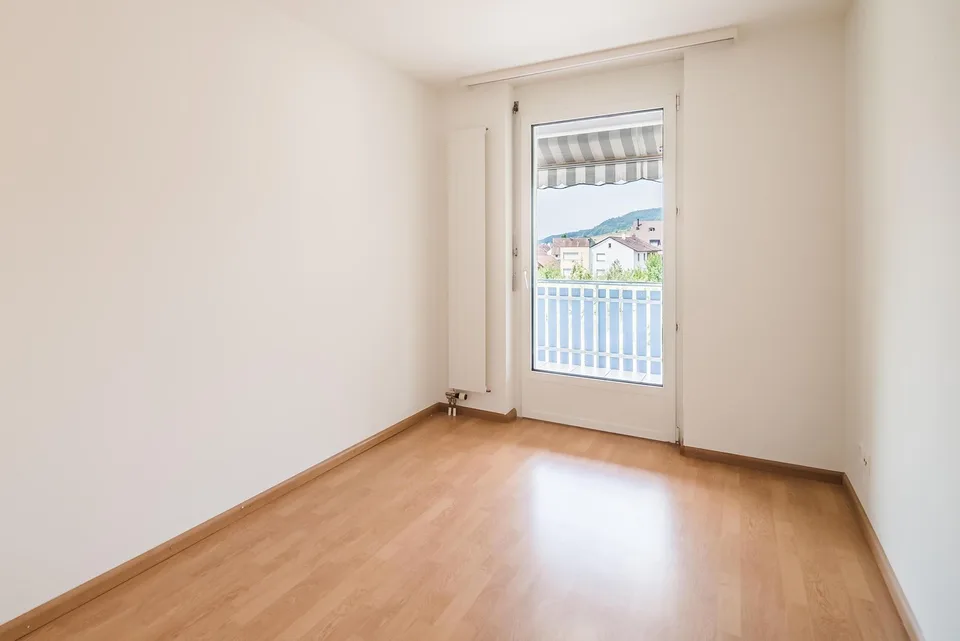 Helle wunderschöne neu renovierte 4.5-Zimmer-Wohnung an zentraler Lage.
