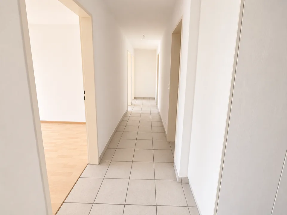 Helle wunderschöne neu renovierte 4.5-Zimmer-Wohnung an zentraler Lage.
