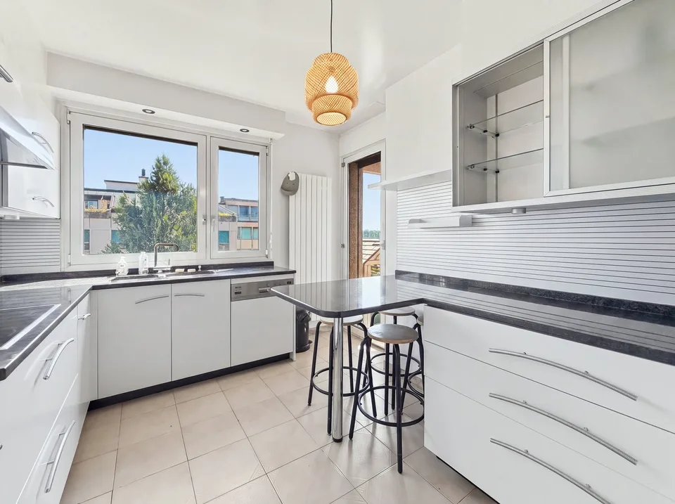 Geräumige 5.5-Zimmer-Familienwohnung mit Balkon und Parkplatz in Carouge
