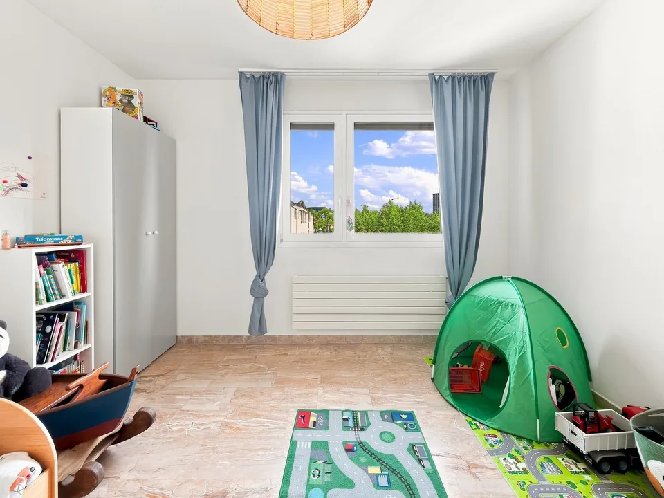 Geräumige 5.5-Zimmer-Familienwohnung mit Balkon und Parkplatz in Carouge