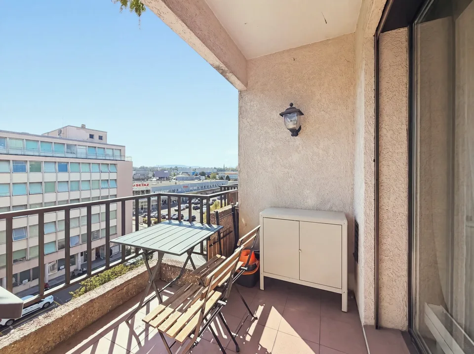 Geräumige 5.5-Zimmer-Familienwohnung mit Balkon und Parkplatz in Carouge