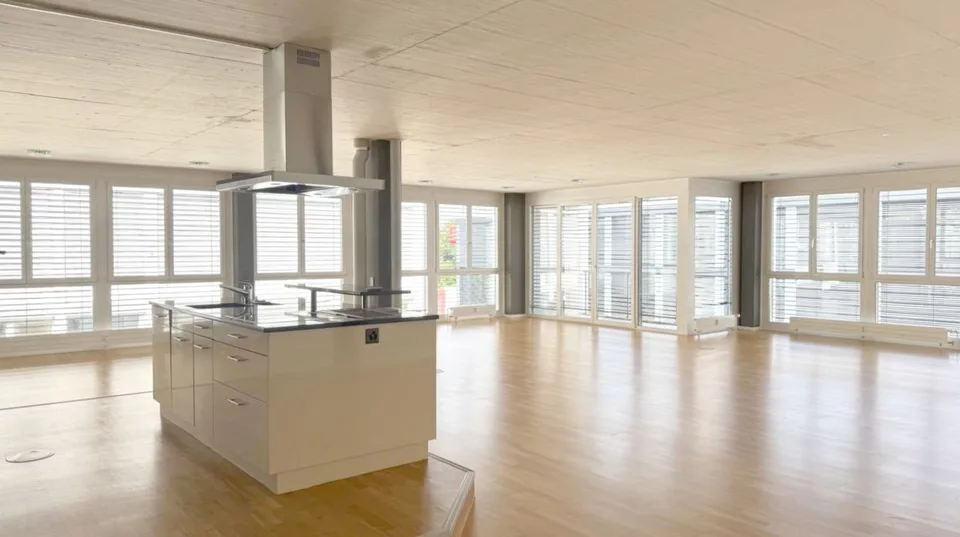 Bright, representative commercial / office space – photo 4 of 4