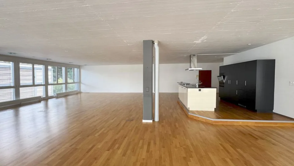 Bright, representative commercial / office space – photo 3 of 4