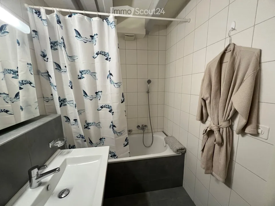 Zimmer mit Möbeln und eigenem Badezimmer und Parkplatz – Foto 3 von 5