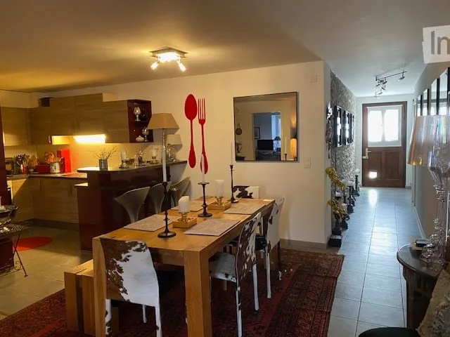 Zimmer mit Möbeln und eigenem Badezimmer und Parkplatz – Foto 4 von 5